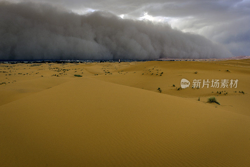 北非摩洛哥Erg Chebbi沙漠，沙尘暴正在逼近Merzouga定居点